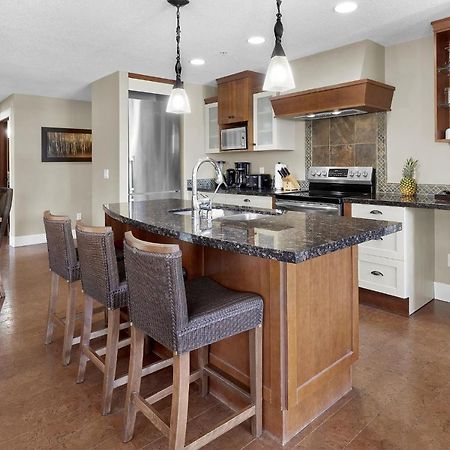 Sunset Ridge - Luxurious Corner Condo - Spectacular Mt Views With Open Pool! 캔모어 외부 사진