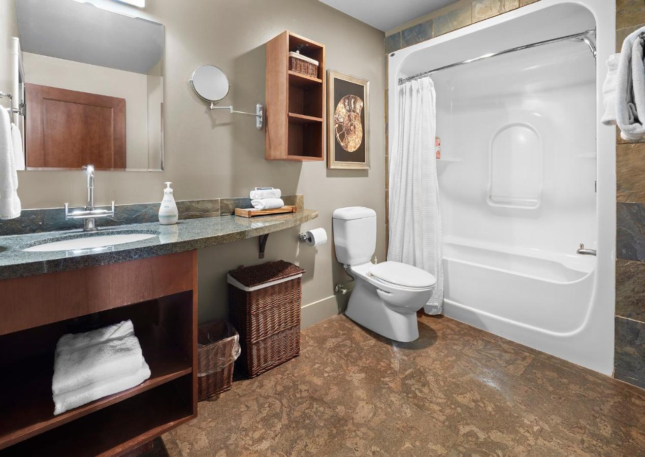 Sunset Ridge - Luxurious Corner Condo - Spectacular Mt Views With Open Pool! 캔모어 외부 사진