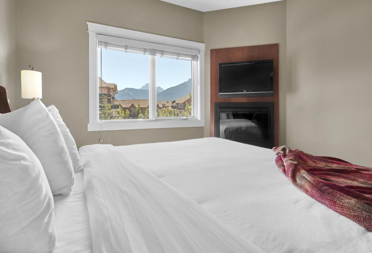 Sunset Ridge - Luxurious Corner Condo - Spectacular Mt Views With Open Pool! 캔모어 외부 사진