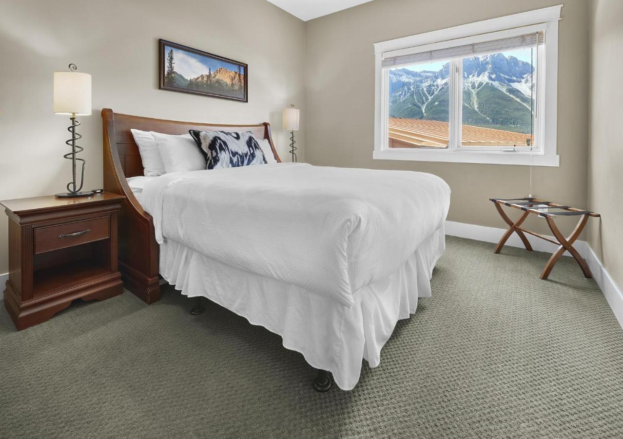 Sunset Ridge - Luxurious Corner Condo - Spectacular Mt Views With Open Pool! 캔모어 외부 사진