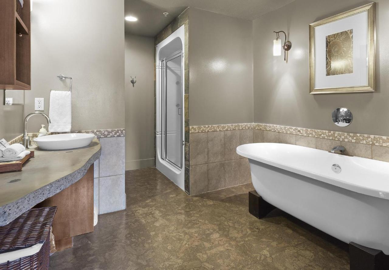 Sunset Ridge - Luxurious Corner Condo - Spectacular Mt Views With Open Pool! 캔모어 외부 사진