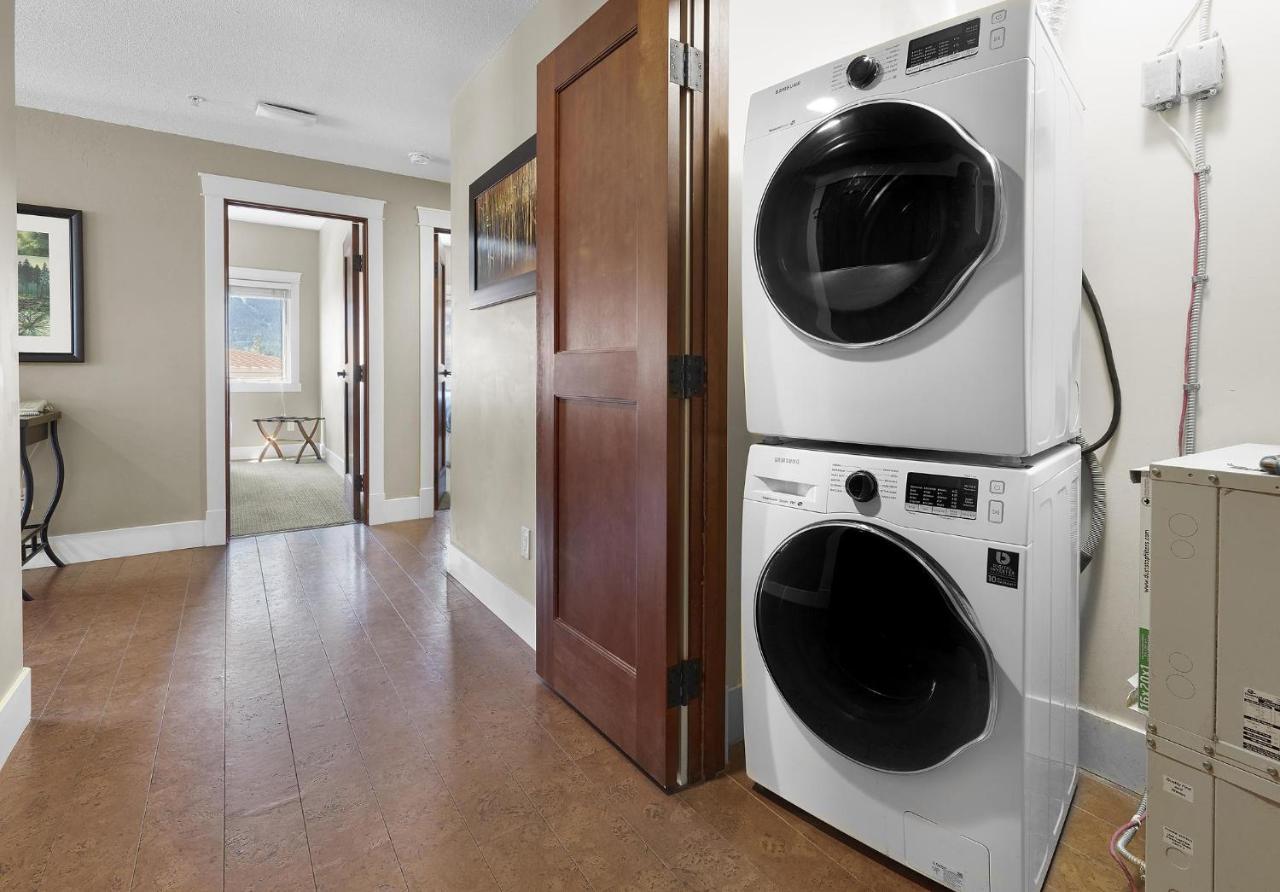 Sunset Ridge - Luxurious Corner Condo - Spectacular Mt Views With Open Pool! 캔모어 외부 사진
