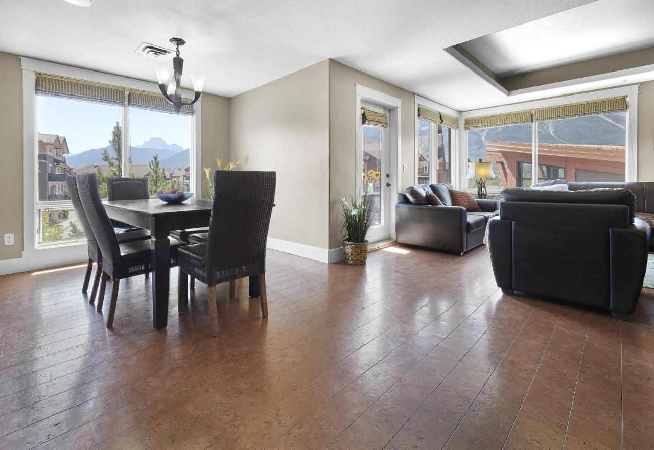 Sunset Ridge - Luxurious Corner Condo - Spectacular Mt Views With Open Pool! 캔모어 외부 사진