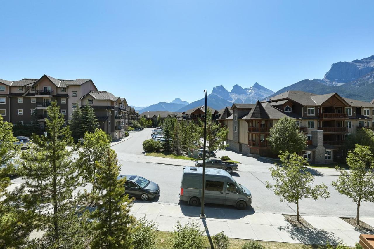 Sunset Ridge - Luxurious Corner Condo - Spectacular Mt Views With Open Pool! 캔모어 외부 사진